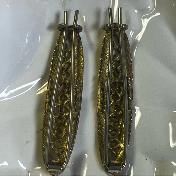 Pair of Vintage Golden Hair Clips with Intricate Design - Picture 8 of 13